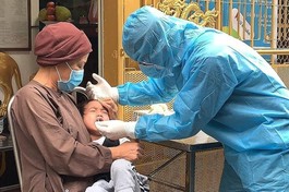 Nhân viên y tế lấy mẫu xét nghiệm tại chùa Thiên Khánh - Ảnh: Trung tâm Y tế quận 6