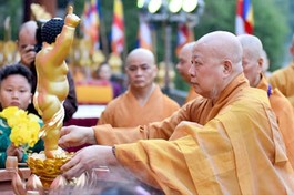 [Video] Hòa thượng Thích Lệ Trang hướng dẫn cử hành Lễ Tắm Phật tại tư gia Phật tử