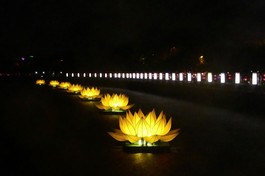 7 đóa sen Phật đản được thắp sáng trên kênh Nhiêu Lộc (trước Quan Âm tu viện) đã trở thành hình ảnh quen thuộc báo hiệu bắt đầu mùa Phật đản ở TP.HCM