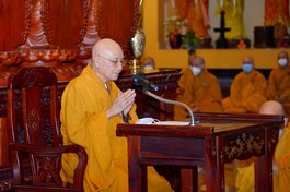Hòa thượng Thích Minh Thông trùng tuyên giới bổn tại chánh điện Việt Nam Quốc Tự