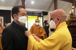 Thứ trưởng Bộ Nội vụ Vũ Chiến Thắng thọ tâm tang theo nghi thức Phật giáo ở cố đô Huế trong lễ viếng Thiền sư Thích Nhất Hạnh
