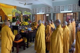 Chư tôn đức cầu nguyện