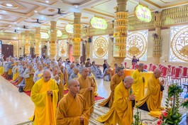 Đoàn đảnh lễ Tam bảo, niêm hương bạch Phật