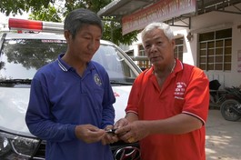Mạnh thường quân tặng xe ô-tô chuyển viện và xe cần cẩu