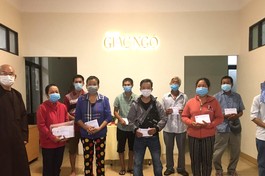 Hòa thượng Thích Thích Tâm Viên thay mặt bạn đọc Báo Giác Ngộ trao tiền ủng hộ đến các bệnh nhân - Ảnh: M.Tuyền