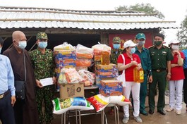Đại đức Thích An Phát đến thăm và tặng quà đến 17 chốt biên phòng đang làm nhiệm vụ phòng Covid-19