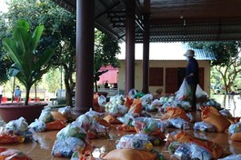 Hội Từ thiện chùa Tịnh Quang, thị trấn Dầu Giây trao quà đến 100 người bán vé số khó khăn - Ảnh: T.Q