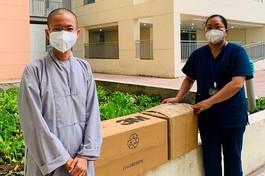 Nhóm tình nguyện viên Phật giáo trao tặng máy đo oxy đến Bệnh viện Dã chiến thu dung số 12
