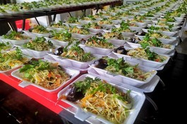 Tịnh xá Ngọc Thuận tặng hàng trăm suất ăn miễn phí