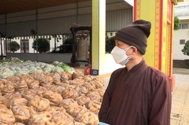 Thượng tọa Thích Huệ Khai thay mặt Ban Trị sự tiếp nhận 18 tấn rau củ do Hòa thượng Thích Thiện Pháp tặng