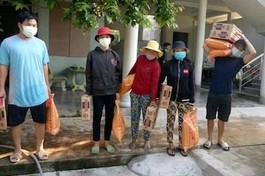 Chùa Phước Lộc trao 100 phần quà đến những gia đình khó khăn