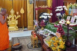 Hòa thượng Danh Lung, chư Tăng tại trú xứ thành kính tưởng niệm Trưởng lão Hòa thượng Danh Nhưỡng - Ảnh: Hoài Thái