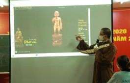 Điện Biên: Chư Tăng, thanh thiếu niên Phật tử tham quan bảo tàng 3D