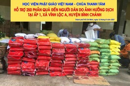Học viện, chùa Thanh Tâm trao quà đến những gia đình khó khăn do Covid-19 - Ảnh: TT