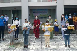 Ban Từ thiện – Xã hội Phật giáo tỉnh Cà Mau trao quà, sách giáo khoa đến các học sinh
