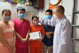 Sư cô Thích nữ Huệ Đức, trụ trì Quan Âm tu viện đã tới tận nhà tặng máy tính bảng cho học sinh