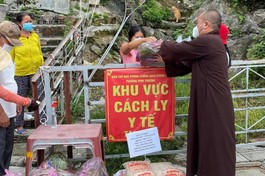 Chùa Phú Đức tặng hơn 300 phần quà đến người nghèo, khó khăn