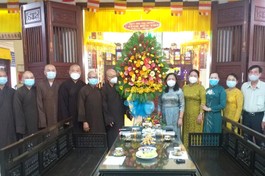 Bà Hồ Thị Hoàng Yến, Phó Bí thư Thường trực Tỉnh ủy tặng hoa chúc mừng nhân Kỷ niệm 40 năm thành lập GHPGVN