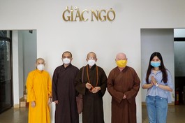 Hòa thượng Thích Huệ Trí chụp ảnh lưu niệm tại Trụ sở báo Giác Ngộ
