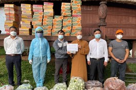 Chùa Vạn Phật ủng hộ quà đến các chốt phong tỏa làng Ốp, phường Hoa Lư