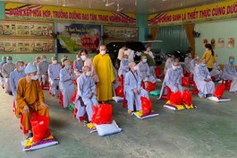 Thiền tự Phước Quang trao quà hỗ trợ chư Ni khu vực Thường Chiếu