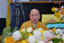Hòa thượng Thích Thiện Pháp, Phó Chủ tịch Thường trực Hội đồng Trị sự, Trưởng ban Tăng sự Trung ương trình tờ trình tấn phong tại hội nghị
