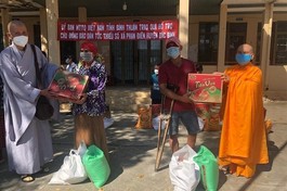 Các chùa tặng 200 phần quà Tết đến bà con nghèo tại Bình Thuận