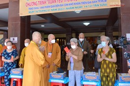 Chư vị giáo phẩm lãnh đạo Giáo hội trao quà đến người nghèo tại Việt Nam Quốc Tự hôm 16-1-2022 - Ảnh: Bảo Toàn