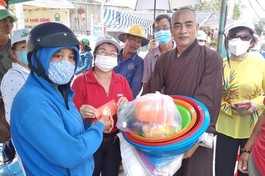Tặng 100 phần quà, 1.000 thẻ bảo hiểm y tế đến bà con huyện Tam Nông
