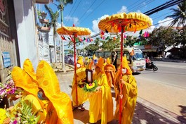 Cung thỉnh di ảnh từ tổ đình Linh Sơn về tổ đình Pháp Hội