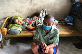 Mở rộng lòng từ: Hai người bệnh một người nuôi