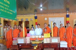 Tiến sĩ Sok Dareth dâng nến hạ, Tam tạng kinh (Pali - Khmer) gồm 110 quyển đến chùa Tông Kim Quang