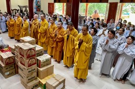 Hòa thượng Thích Chơn Không, đại diện Ban Hướng dẫn Phật tử TP.HCM, các chùa cúng dường trường hạ