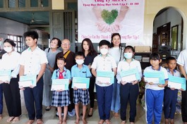 Đoàn trao học bổng cho học sinh khó khăn vượt khó - Ảnh: CTV