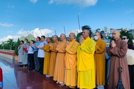 Ban Trị sự Phật giáo tỉnh, TP.Hạ Long dâng hương tưởng niệm liệt sĩ tại Đài tưởng niệm anh hùng liệt sĩ tỉnh