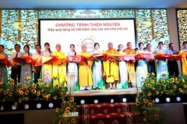 Cắt băng chương trình buffet chay nhằm gây quỹ cho trẻ mồ côi