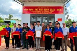 Cắt băng khánh thành, bàn giao nhà đến gia đình anh Bùi Ngọc Phước, xã Hòa Hiệp