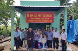 Hội Từ thiện nhân ái thuộc chùa Giác Tâm trao tặng 1 căn nhà tình thương đến hộ nghèo
