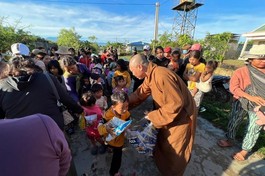 Thượng tọa Thích Thiện Thuận trao quà cho trẻ em
