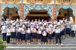 Các em đoàn sinh Gia đình Phật tử Khánh Linh nhận quà của chùa Liên Hoa