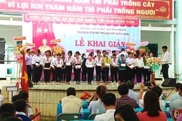 Bình Phước: Ban Giáo dục Phật giáo tỉnh tặng 50 máy tính, 5.000 quyển tập cho học sinh 