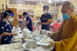 Chùa Thiền Giác mỗi ngày nấu 1.000 suất cơm gửi tới các lực lượng tuyến đầu