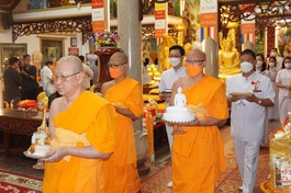 Chư tôn đức Tăng và Phật tử Trung tâm Dhammakaya nhiễu Phật