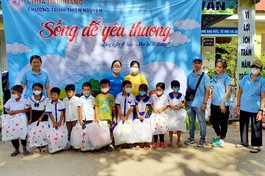 Nhóm Sống Để Yêu Thương "tiếp sức" cho trẻ em nghèo