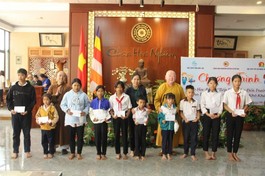 Thượng tọa Thích Duy Trấn tặng học sinh đồng bào học bổng "Tiếp sức đến trường" được trích từ Quỹ Không vàng mã năm 2022 của chùa Liên Hoa