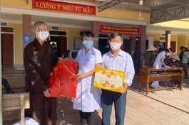 Chùa Phổ Môn tặng quà lực lượng tuyến đầu phòng, chống dịch Covid-19