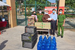 Chùa Kim Nại tặng quà lực lượng trực chốt phòng, chống dịch ở xã An Ninh
