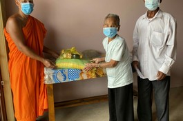 Chùa Bãi Xào Giữa (huyện Trà Cú) hỗ trợ quà cho người già neo đơn