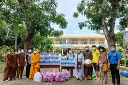 Nhóm thiện nguyện Hương Sen tặng quà cho các khu cách ly phòng chống Covid-19