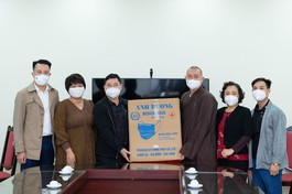 Ban Trị sự Phật giáo tỉnh Thanh Hóa tặng quà tại khu cách ly